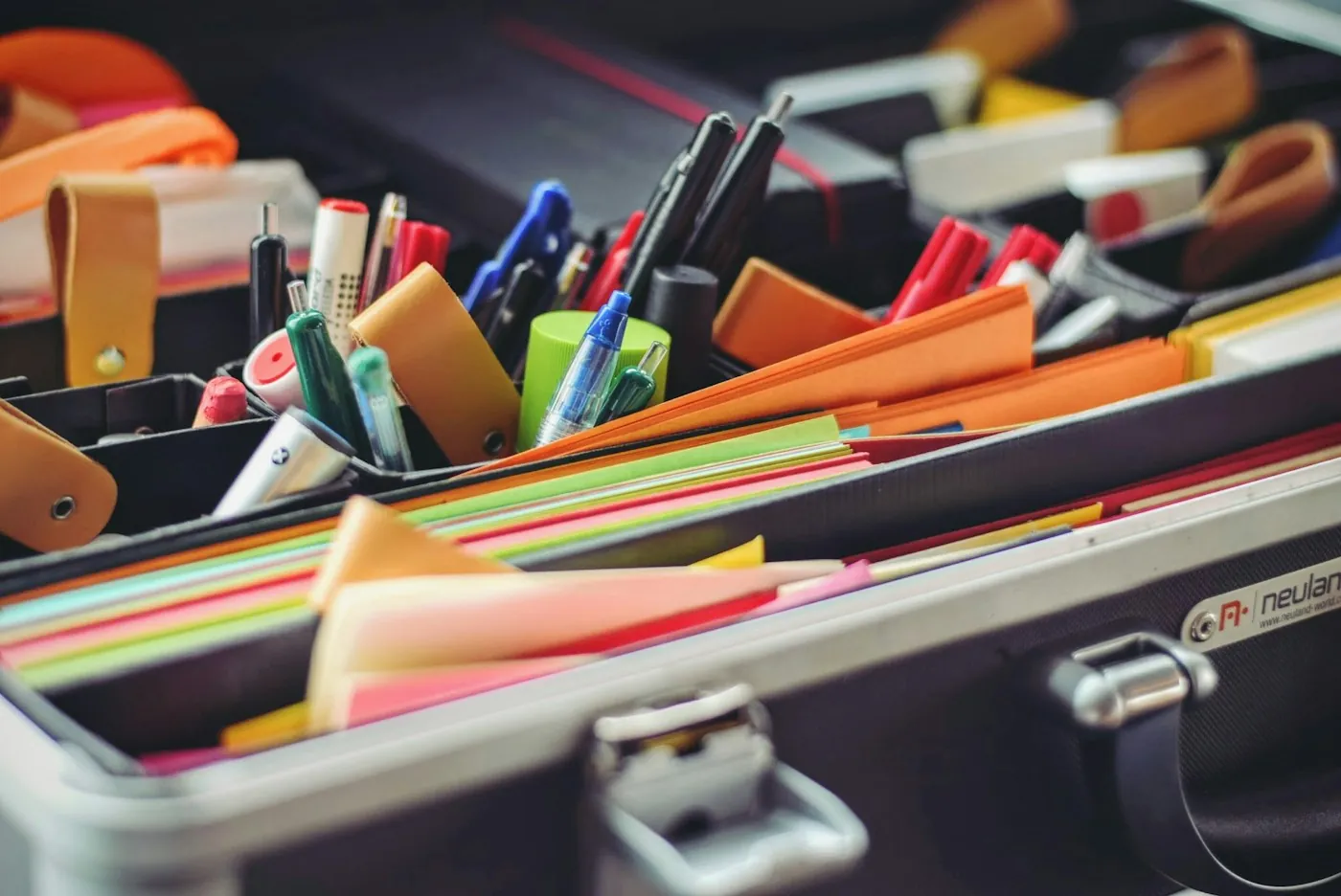 Canetas e papéis coloridos num organizador