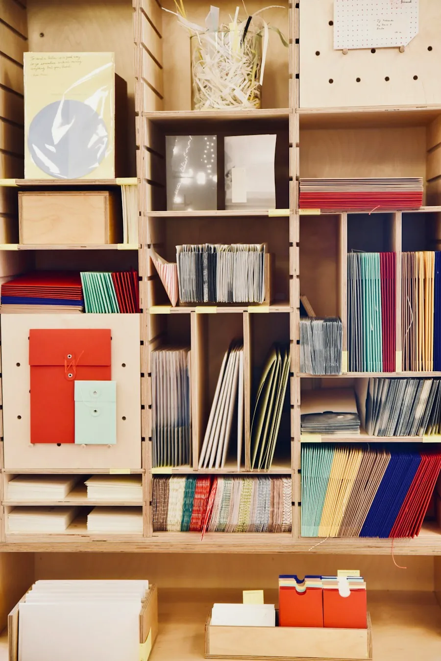 Prateleira com livros e cadernos