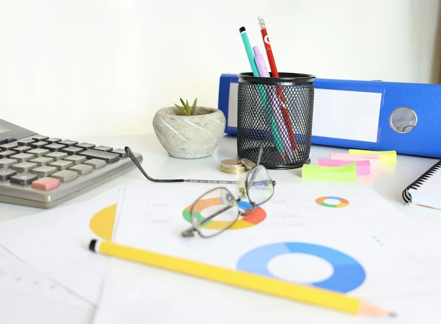 Mesa com calculadora, papéis e material de escritório